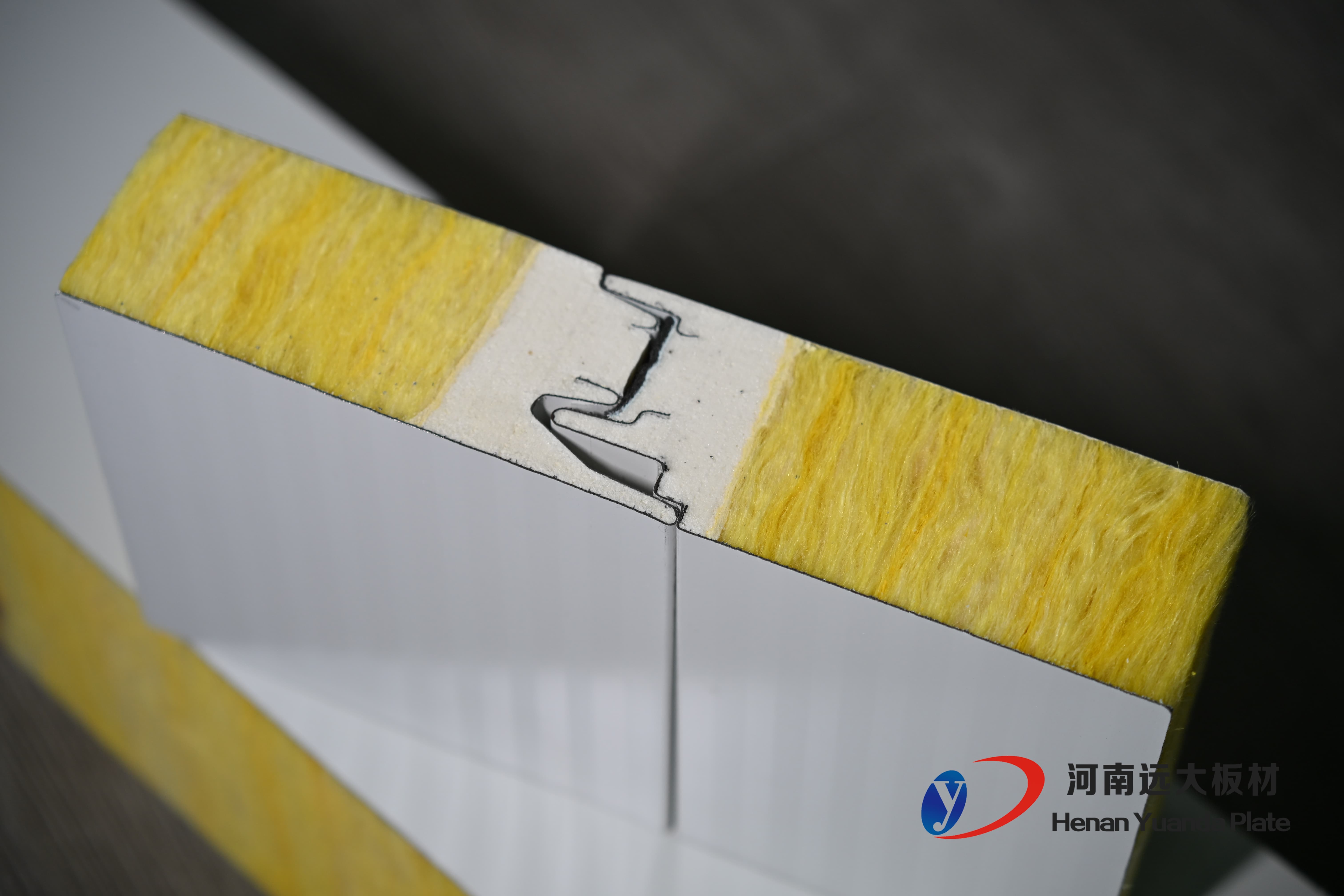 聚氨酯封邊玻璃絲棉夾芯板：遠大板材打造A級防火節能新標桿！(圖1)