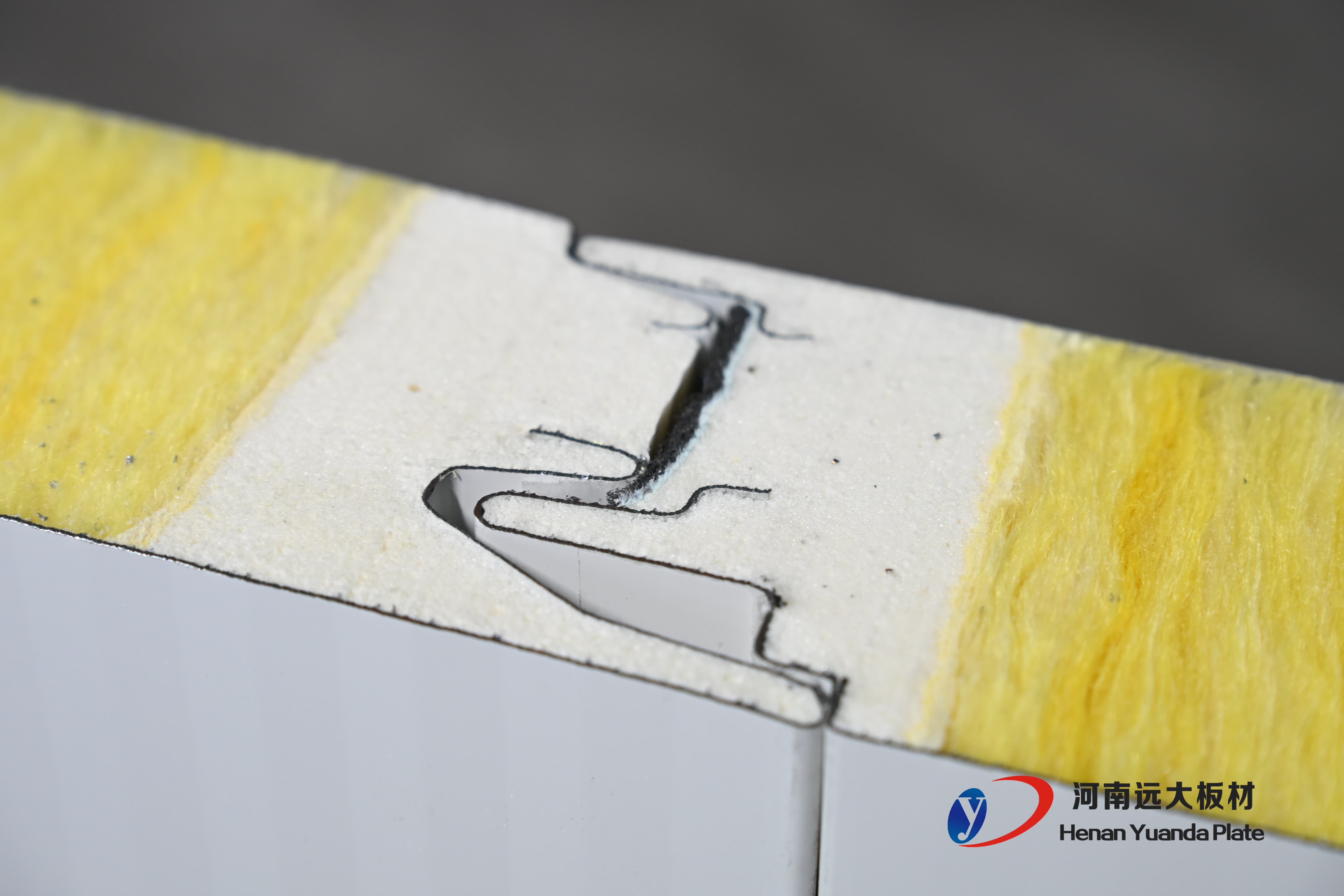 聚氨酯封邊玻璃絲棉夾芯板：遠大板材打造A級防火節能新標桿！(圖2)