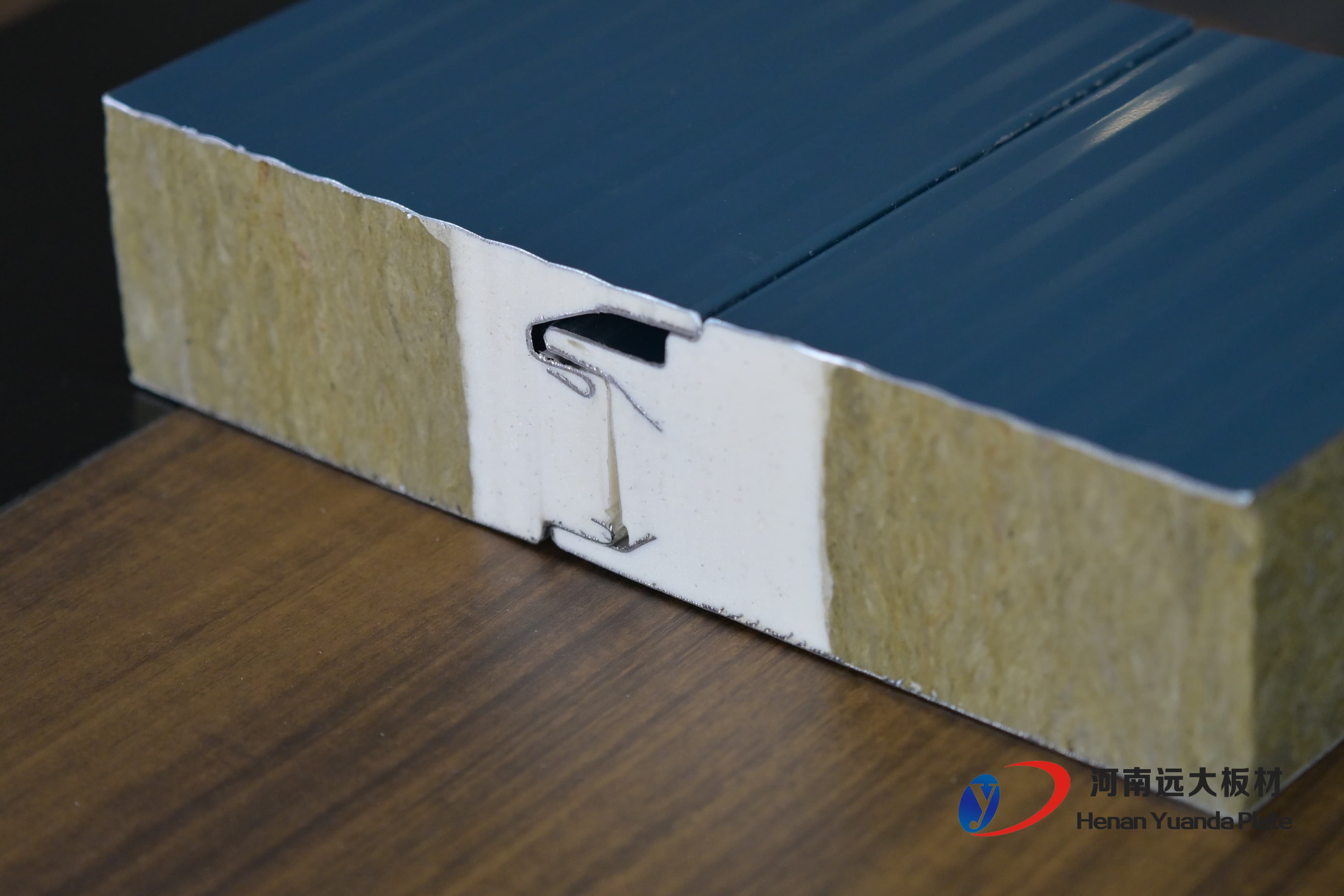 傳統(tǒng)板材VS聚氨酯夾芯板：在建筑效率與能耗上，差距竟然這么大！(圖2)