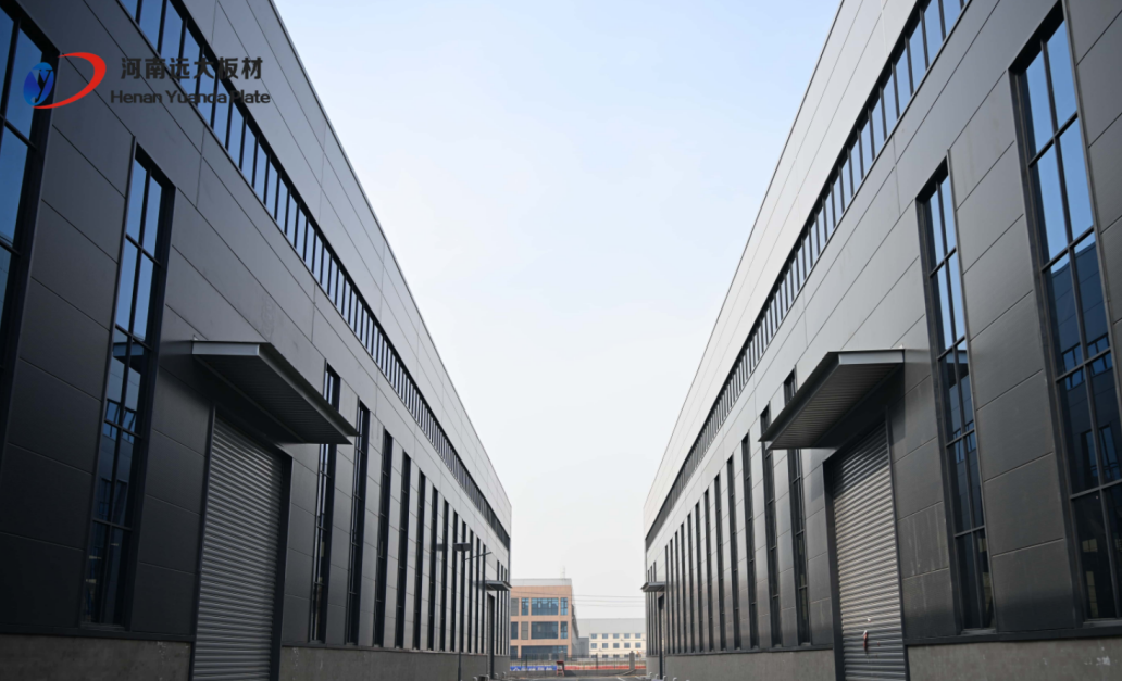 聚氨酯夾芯板VS巖棉夾芯板：一文讀懂如何選對建筑“防護衣”